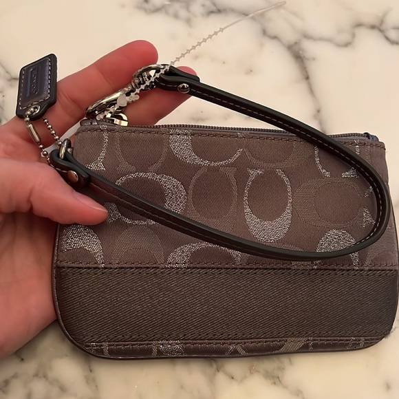 Coach wristlet- like new condition - Picture 8 of 13
